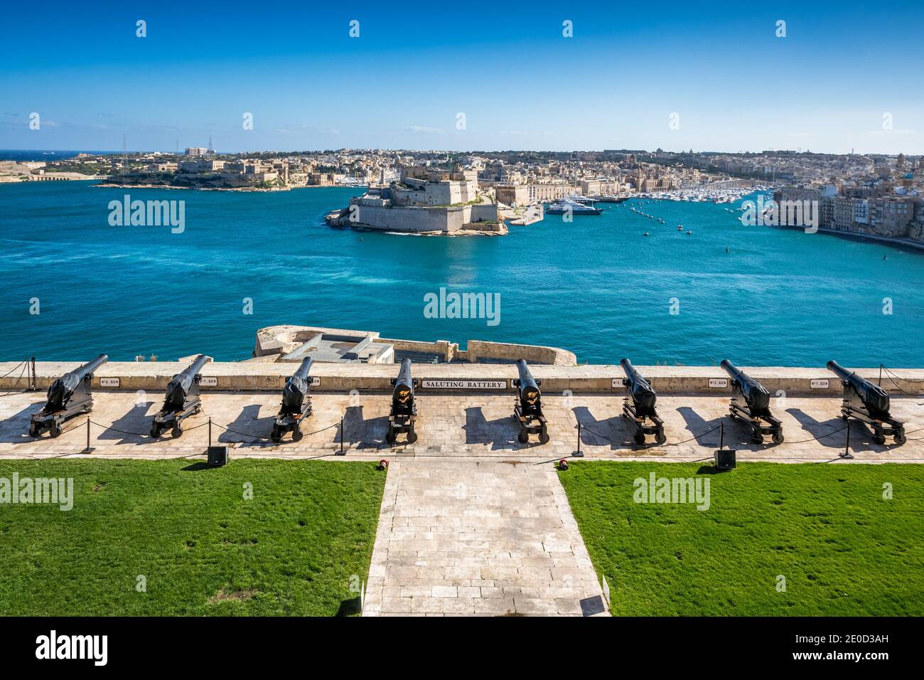 Saluting Battery con una vista de las fortificaciones de Senglea en el Gran Puerto de la Valeta, Malta. Vista desde los jardines públicos de Upper Barracca. Foto de stock