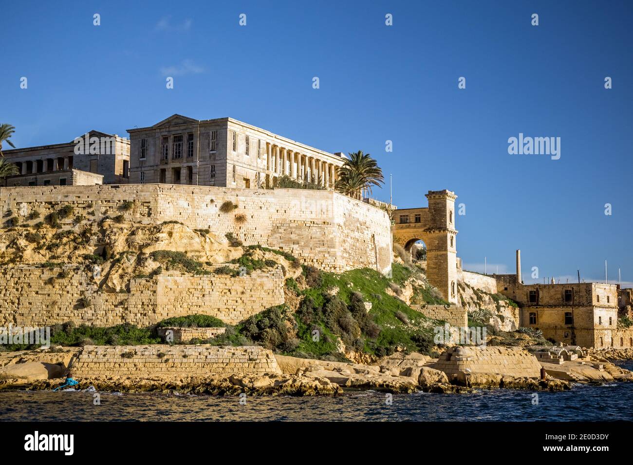 Edificios históricos frente al mar en la orilla del Gran Puerto, Valletta, Malta. Foto de stock