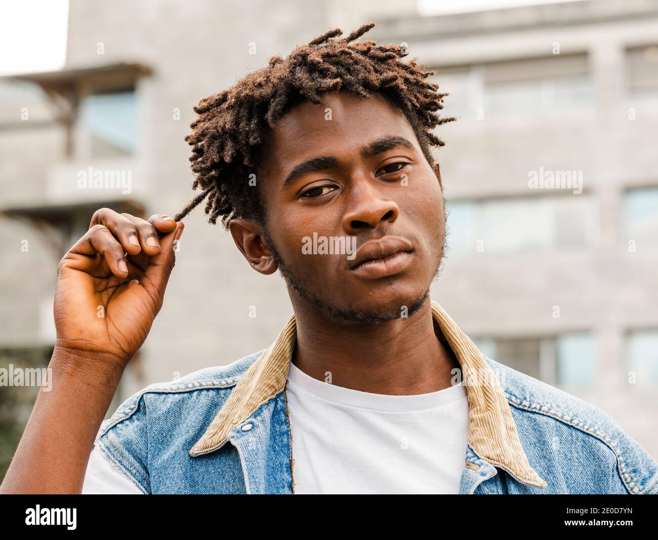 Confidente blanco y negro de joven africano serio hipster americano Hombre  con peinado afro mirando cámara Fotografía de stock - Alamy