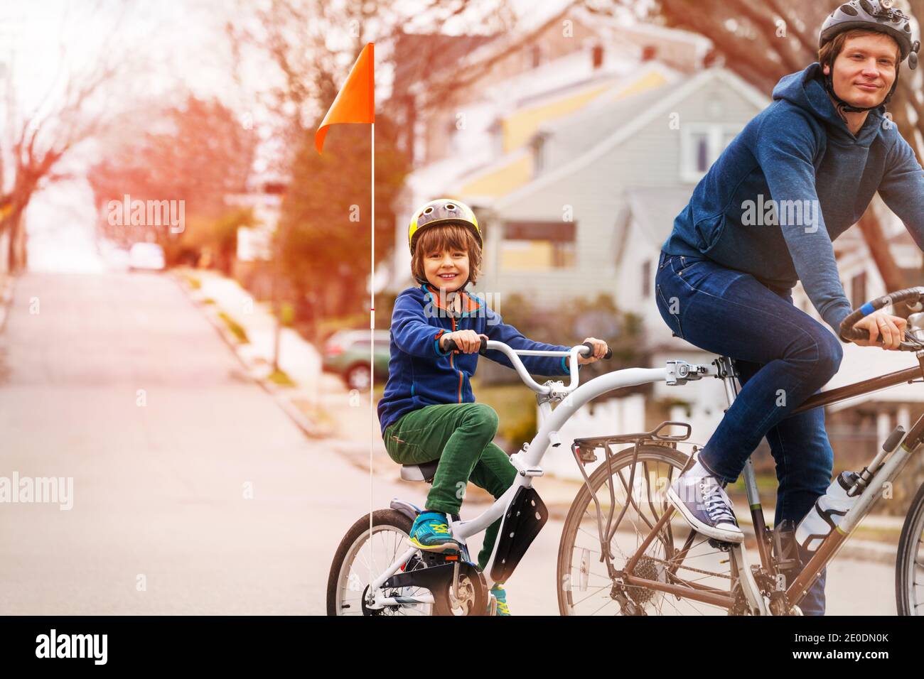 El hombre y la mujer, una pareja, montando bicicleta tándem juntos en  Carril del país Fotografía de stock - Alamy