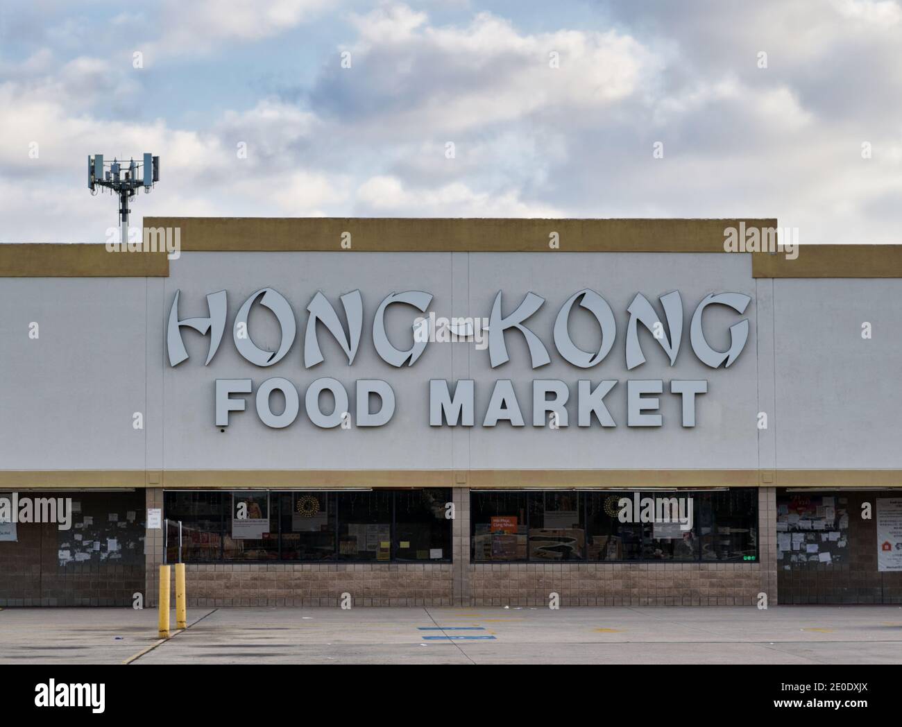Houston, Texas EE.UU. 11-26-2020: Tienda del mercado de alimentos de Hong Kong en Houston, TX con estacionamiento vacío en primer plano. Cadena de supermercados asiáticos. Foto de stock