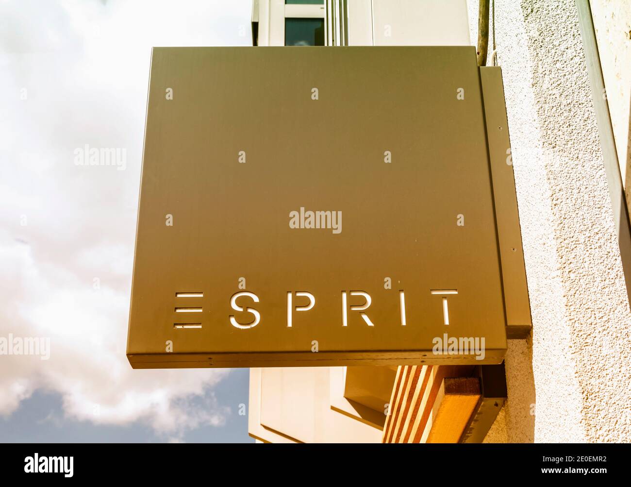 vecino Bandido Inhibir Logotipo Esprit en el frente de una tienda. Esprit es un fabricante de ropa,  calzado, accesorios, joyería y artículos de casa bajo la etiqueta Esprit  Fotografía de stock - Alamy