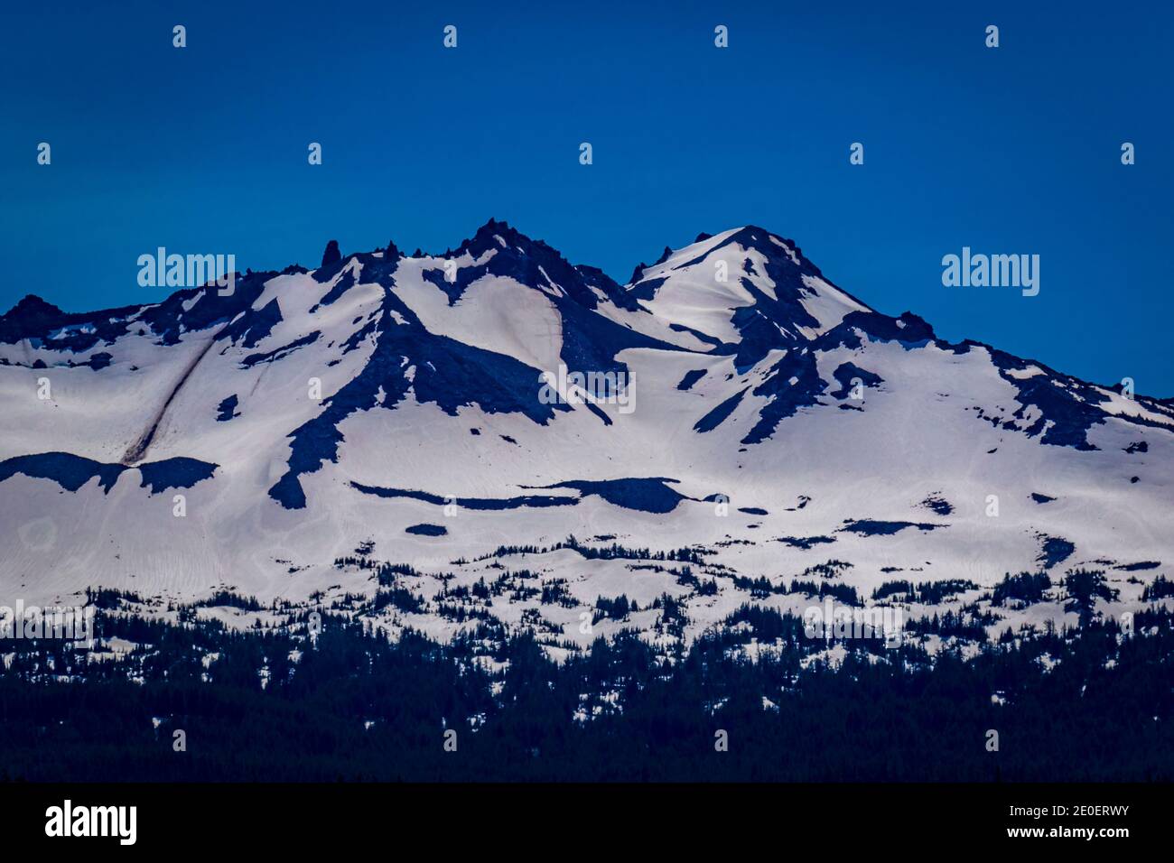 Vista de cerca desde el Lago Odell de Diamond Peak, que es un volcán en los condados de Klamath y Lane del centro de Oregon Foto de stock