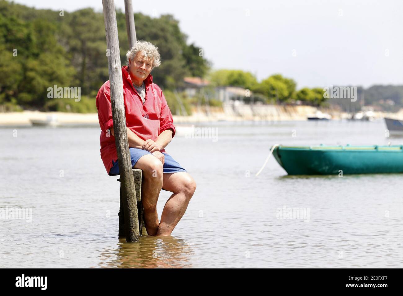EXCLUSIF - Joel Dupuch, Ostreiculteur, pose dans dans ses parcs a huitres  au Cap-Ferret, Bassin d'Arcachon, Francia, le 3 juin 2012. Joel Dupuch,  mediatise par sa marionnette des Guignos sur Canal +,