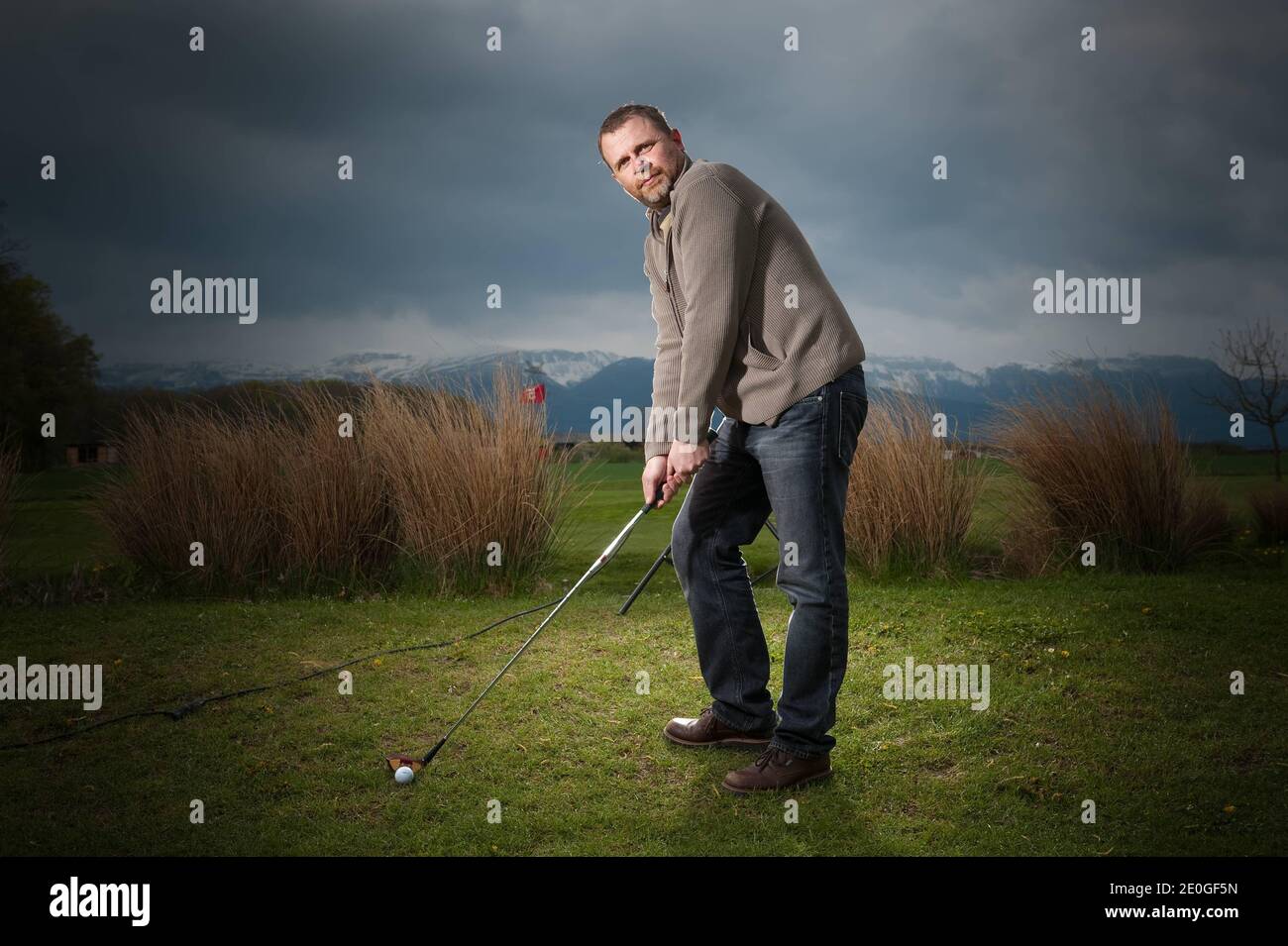 EXCLUSIVO. Agricultor y propietario de campo de golf Nicolas Baumgartner,  42 años, concejal desde 9 años, posan en el campo de golf de Vieille Batie  en Collex, Francia en abril de 2012.