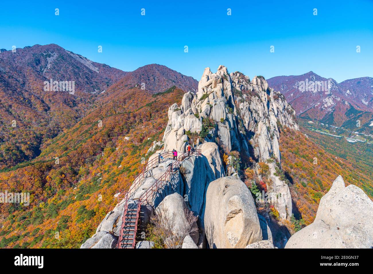 Pico Ulsan Bawi en el parque nacional de Seoraksan en la República De Corea Foto de stock