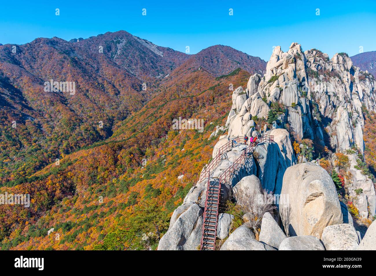 Pico Ulsan Bawi en el parque nacional de Seoraksan en la República De Corea Foto de stock