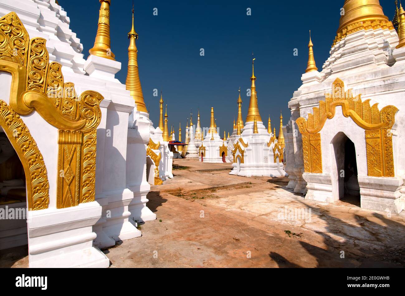 Templo Budista Ywama Paya junto al lago Inle en el estado de Shan, Myanmar (antes Birmania). Foto de stock