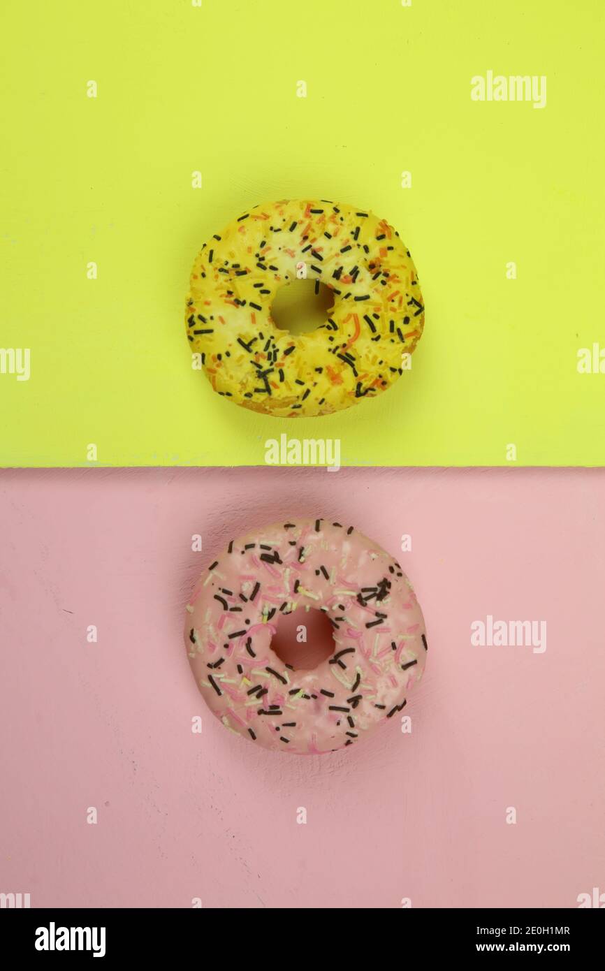 Muchos Donuts De Colores Diferentes Yacen En Un Soporte De Madera Imagen de  archivo - Imagen de colorido, color: 227191491