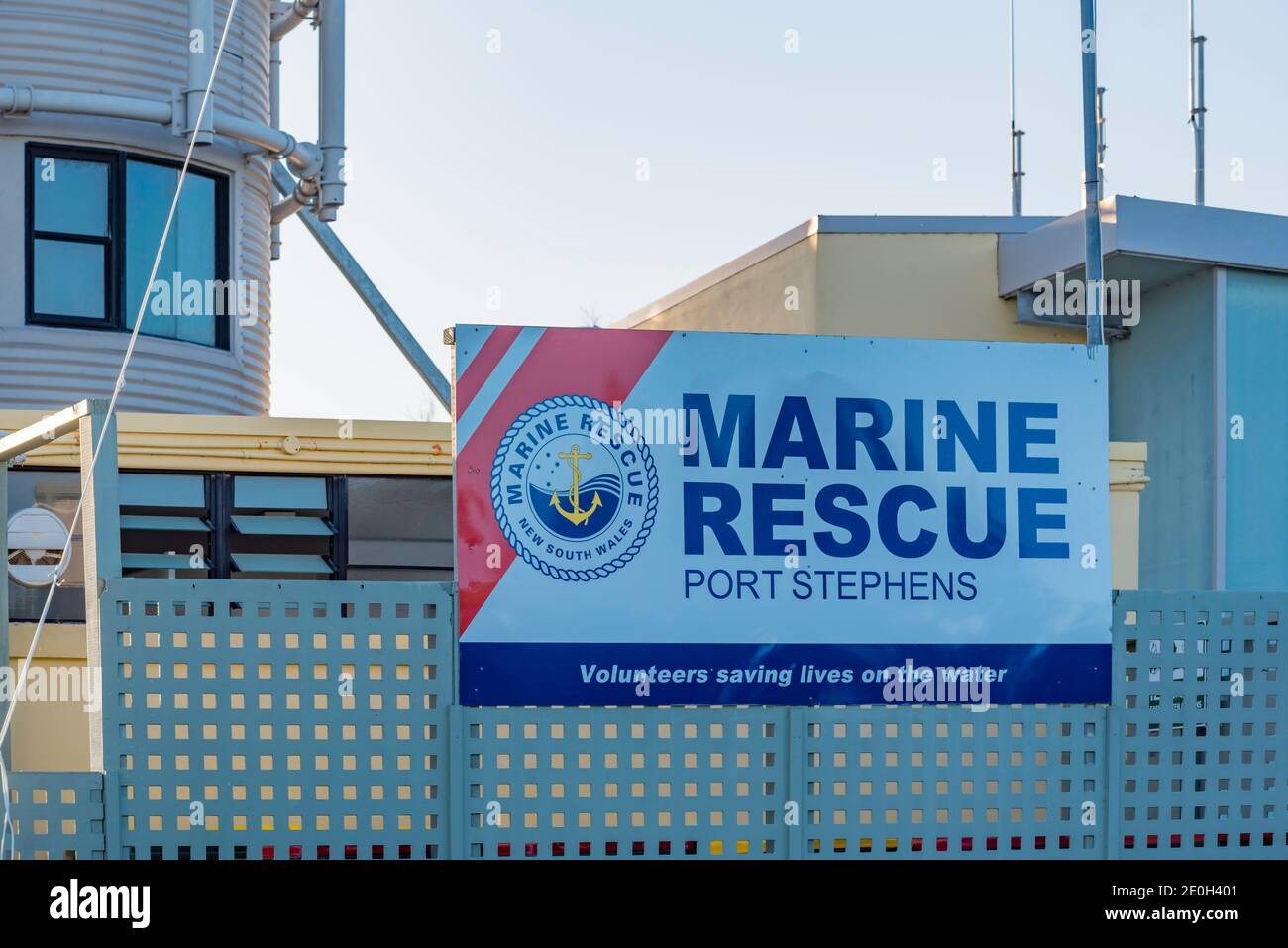El centro de mando de New South Wales Marine Rescue en el antiguo faro de Nelson Bay con vistas a Port Stephens en New South Wales, Australia Foto de stock
