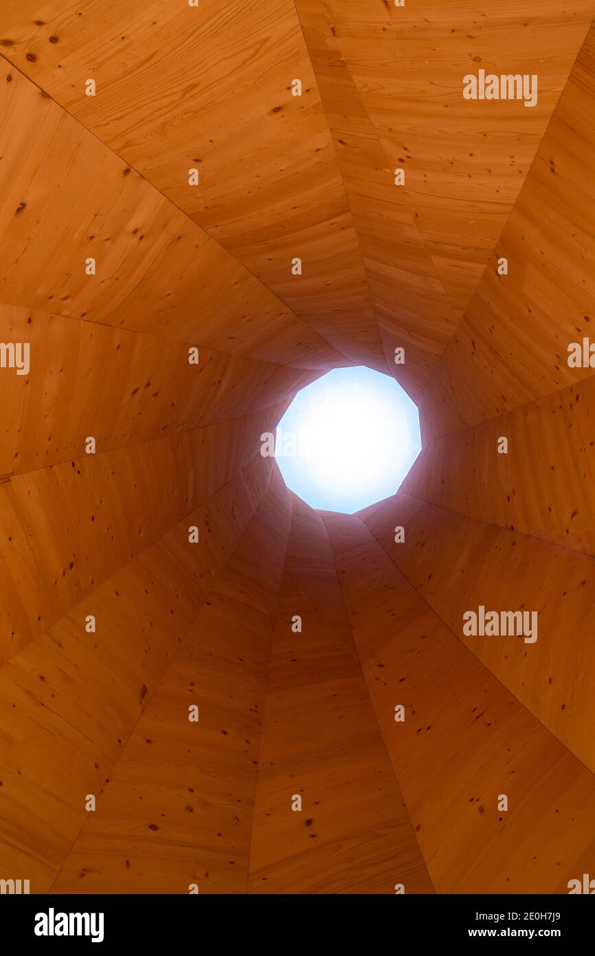 Torre o túnel de madera con estructuras de madera o. luz al final del túnel Foto de stock
