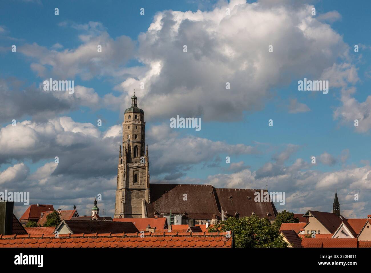 Antigua iglesia con torre alta de la iglesia y cielo azul nublado Foto de stock