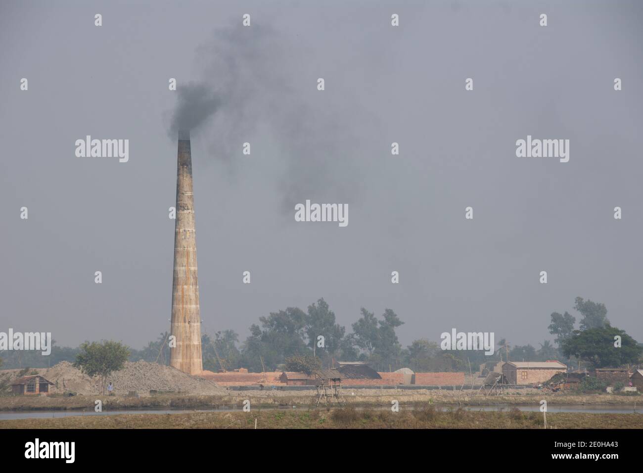 fábrica de ladrillos del oeste de bengala causando contaminación del aire Foto de stock