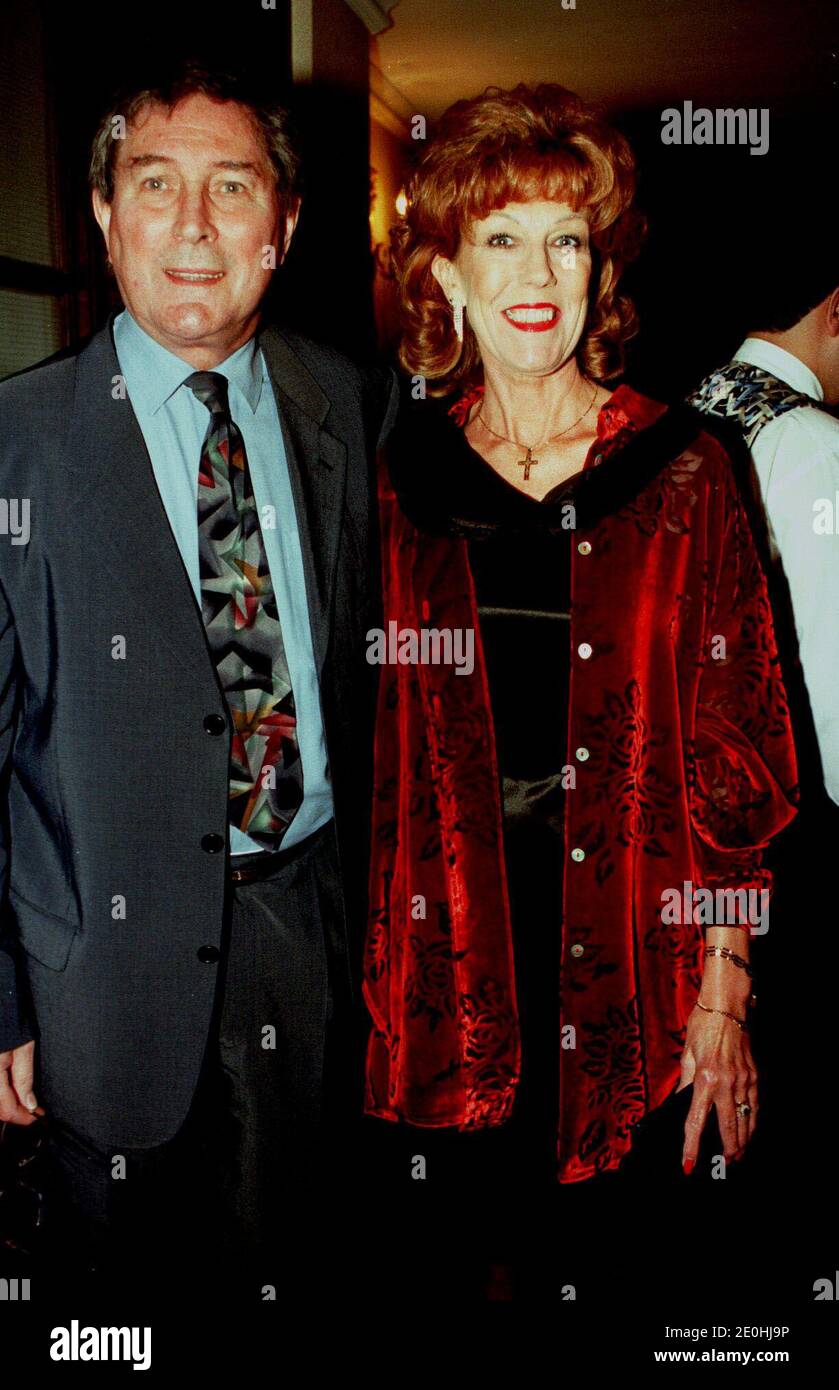 Foto del archivo fechada el 12/08/98 de Sue Nicholls y su esposo Mark Eden. El señor Eden ha muerto a la edad de 92 años, dijo su agente. Foto de stock