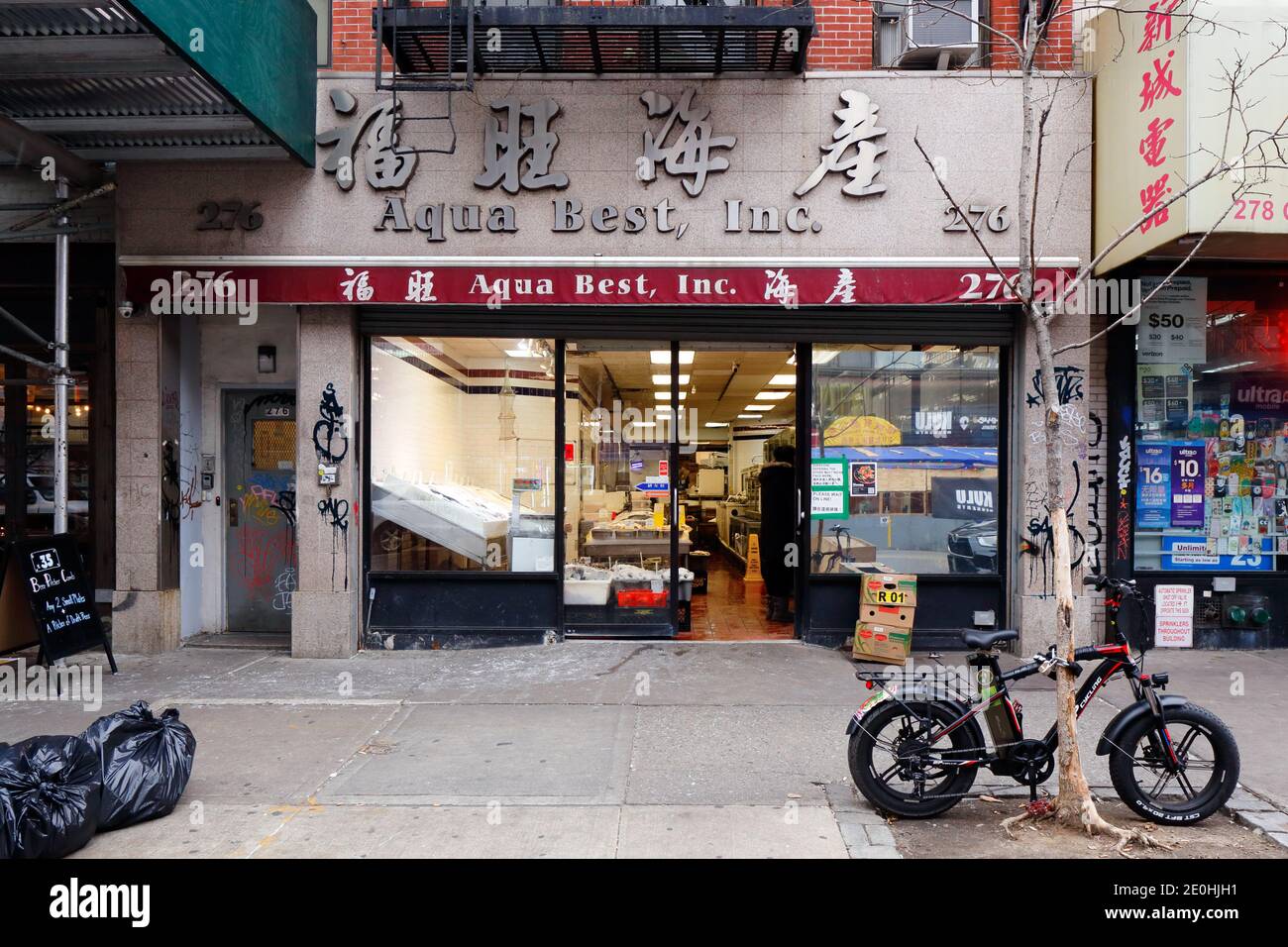 Aqua Best 福旺海產, 276 Grand St, Nueva York, Nueva York, Nueva York, foto del escaparate de un distribuidor de mariscos y un mercado de pescado en el barrio chino de Manhattan. Foto de stock