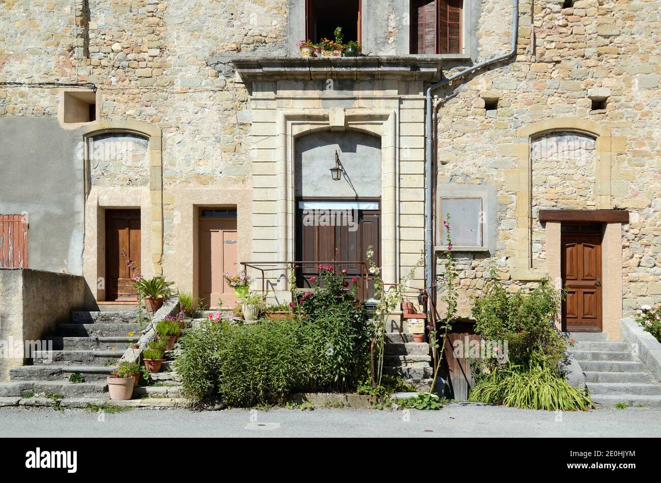 Antiguo castillo, presbiterio o Rectorio convertido en apartamentos que muestran nuevos aperturas en la fachada original Senez Alpes-de-Haute-Provence Provenza Francia Foto de stock
