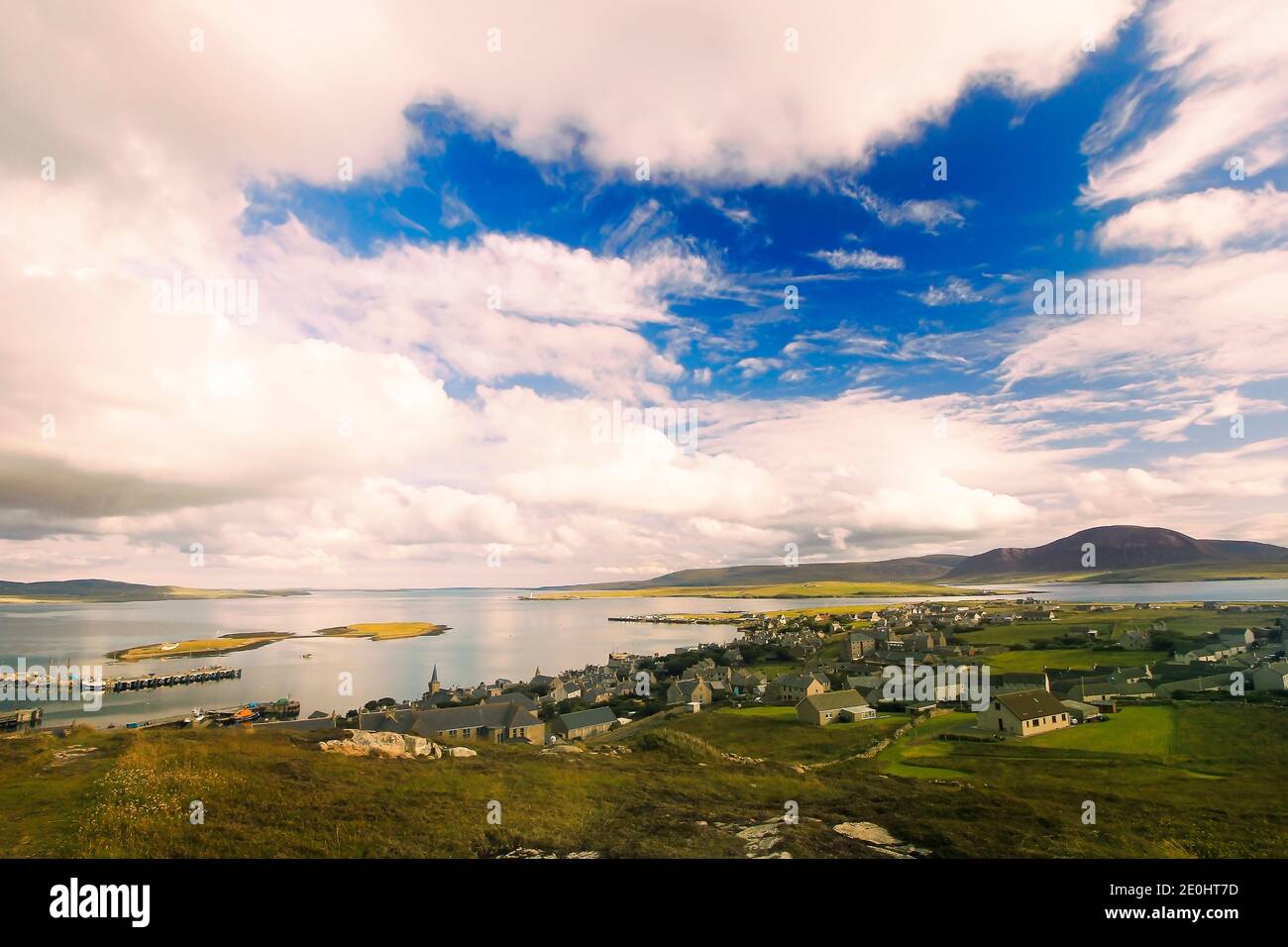 Gran angular vista de las islas Orkney con gran cielo y.. Nubes en el norte de Escocia el día de verano Foto de stock