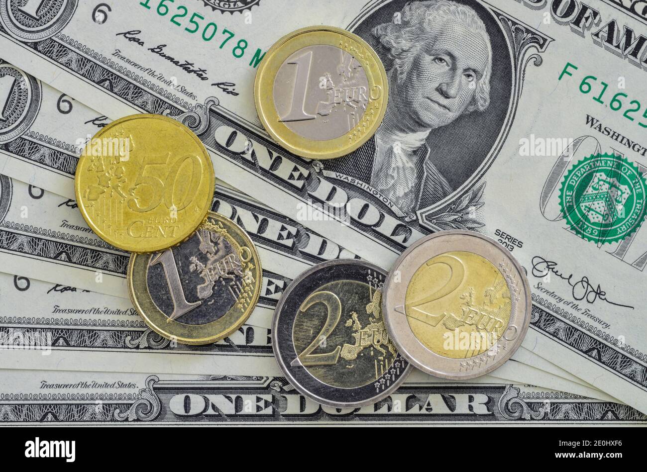 Dólar - Euromuenzen Foto de stock