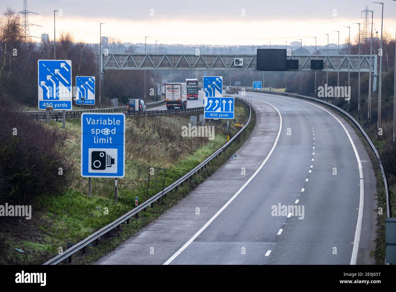 Birmingham entra en el nivel 4 en la batalla para frenar la propagación del coronavirus Covid-19. Con solo viajes esenciales permitidos, la autopista M42 es muy tranquila a la hora punta. Foto de stock