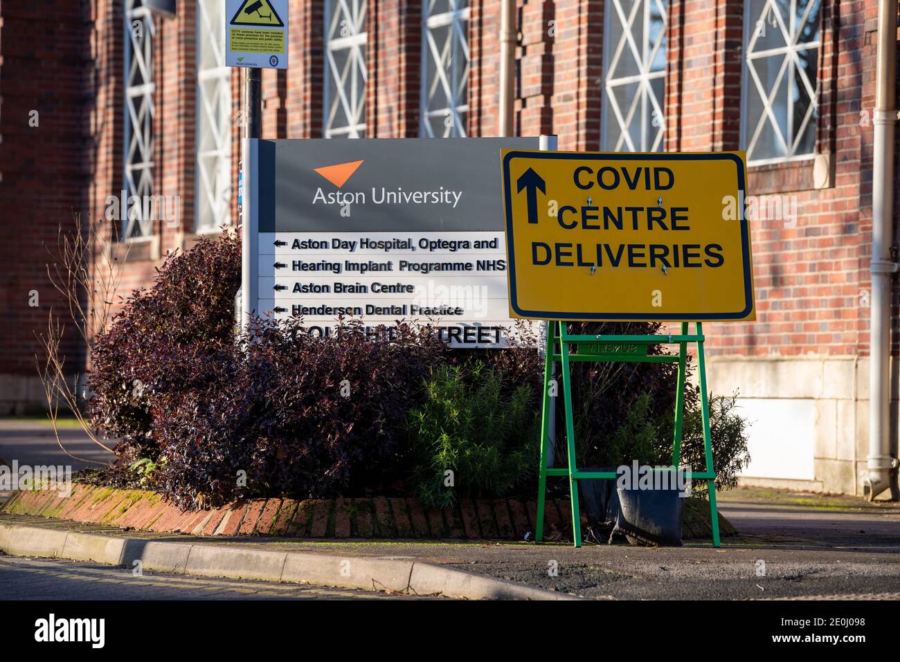 Birmingham entra en el nivel 4. La Universidad de Aston muestra un cartel que lee Covid Center entregas. Foto de stock