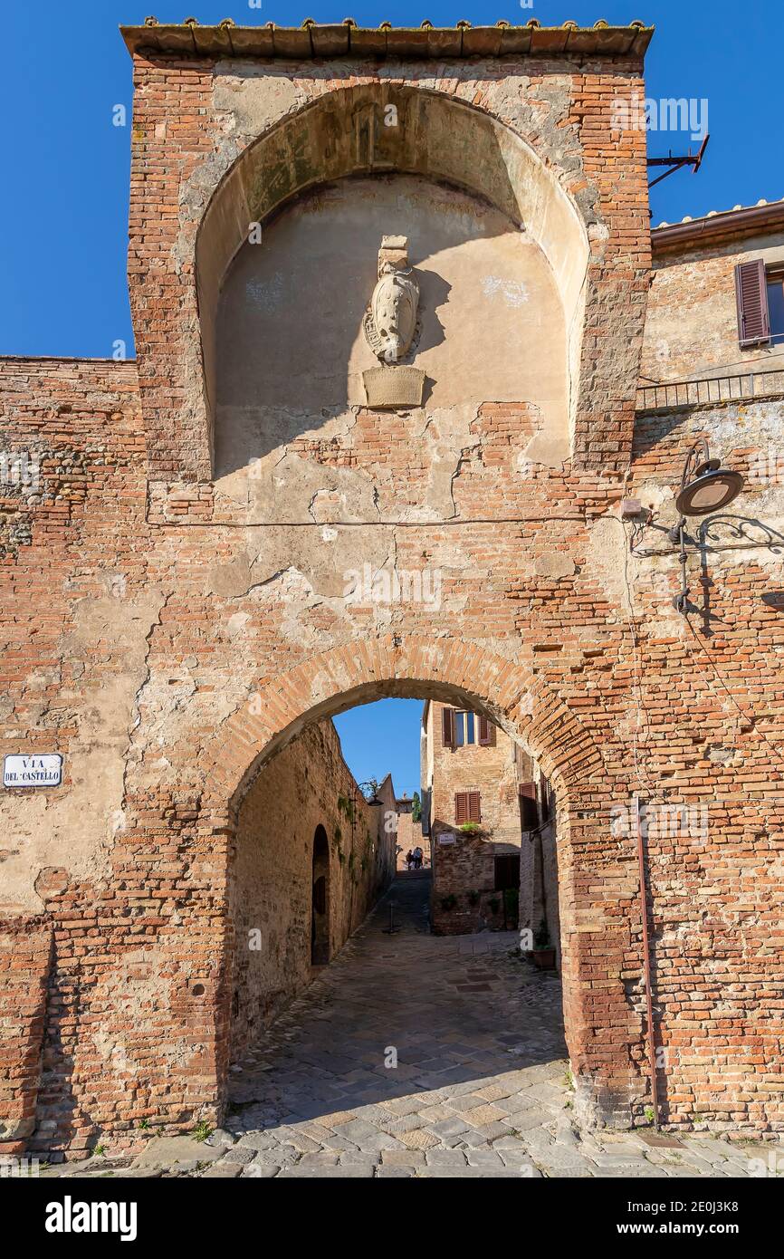 La antigua Porta al Sole, puerta de entrada al centro histórico de Certaldo alto, Florencia, Italia Foto de stock