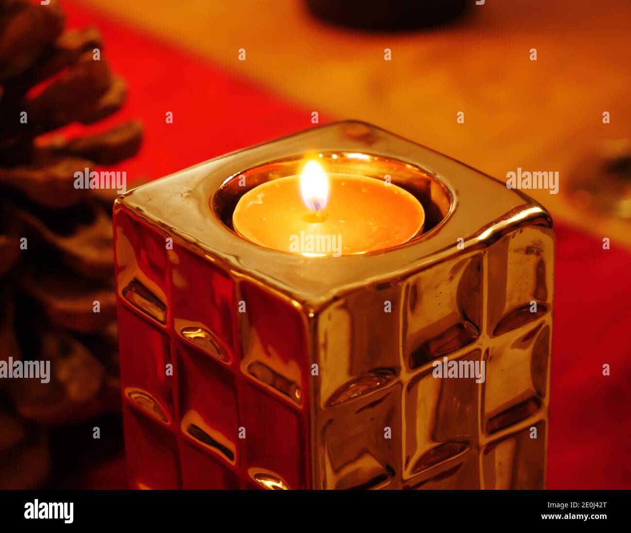 Primer plano sobre una vela iluminada para hacer un deseo Fotografía de  stock - Alamy
