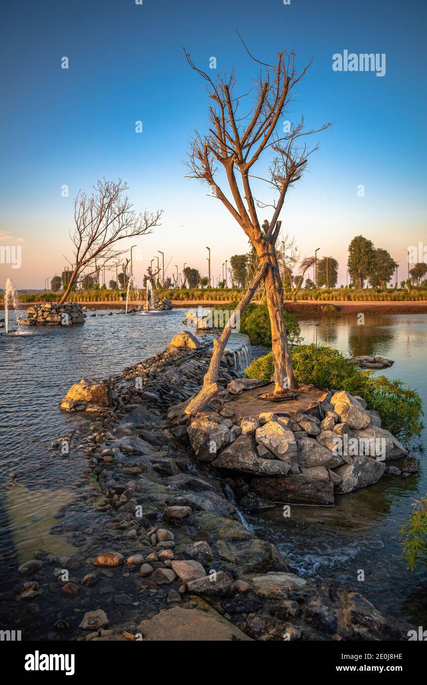 Un lago artificial en el medio del desierto en EAU. Hermosa vista del