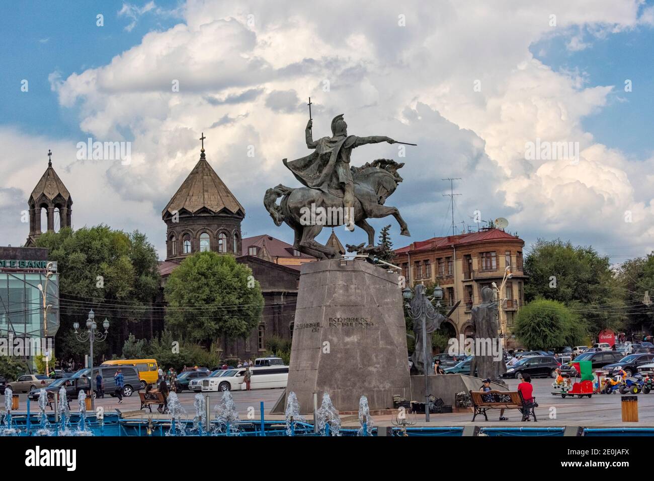 Monumento a la Batalla de Avarayr y Catedral de la Santa Madre de Dios en la Plaza de los Vartanantes, Gyumri, Provincia de Shirak, Armenia Foto de stock