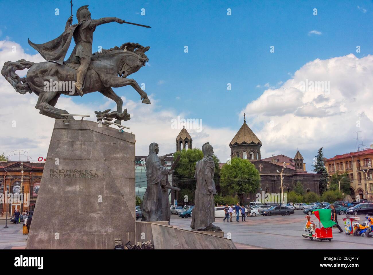 Monumento a la Batalla de Avarayr y Catedral de la Santa Madre de Dios en la Plaza de los Vartanantes, Gyumri, Provincia de Shirak, Armenia Foto de stock