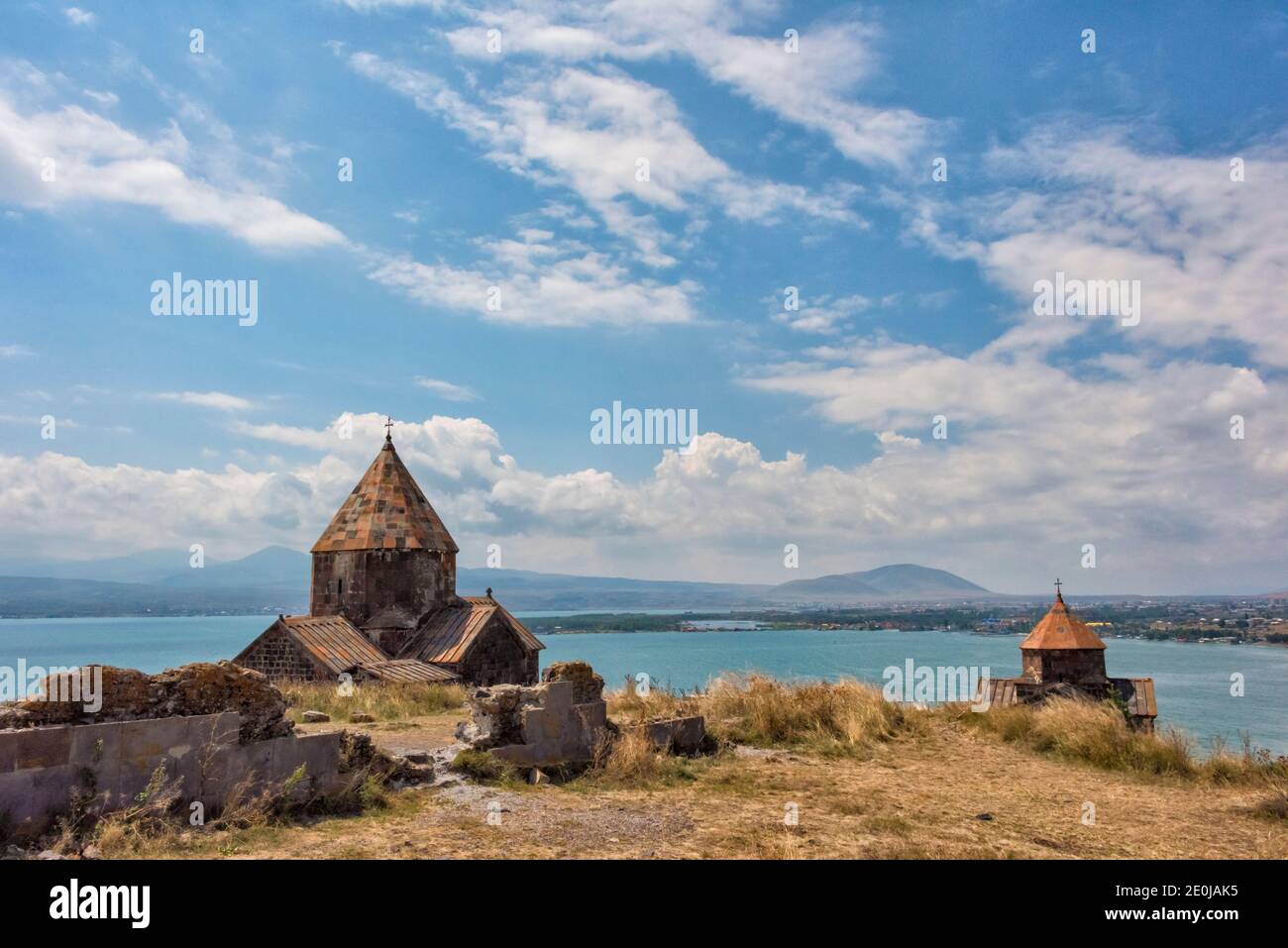 Las iglesias de Surp Arakelots (izquierda) y Surp Astvatsatsin (derecha) del complejo del monasterio de Sevanavank en la orilla del lago Sevan, provincia de Gegharkunik, Foto de stock