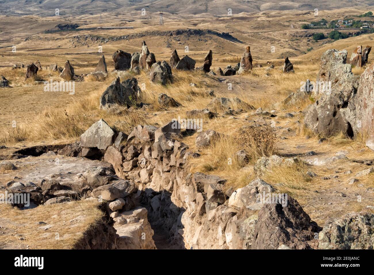 Stonehenge armenio, Zorats Karer (también llamado Karahunj, Qarahunj o Carahunge y Carenish), un sitio arqueológico prehistórico cerca de Sisian, Syunik PR Foto de stock