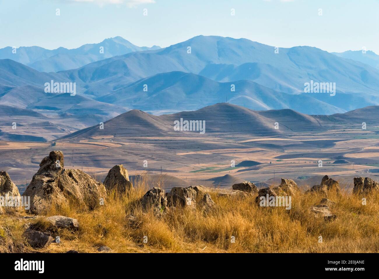 Stonehenge armenio, Zorats Karer (también llamado Karahunj, Qarahunj o Carahunge y Carenish), un sitio arqueológico prehistórico cerca de Sisian, Syunik PR Foto de stock