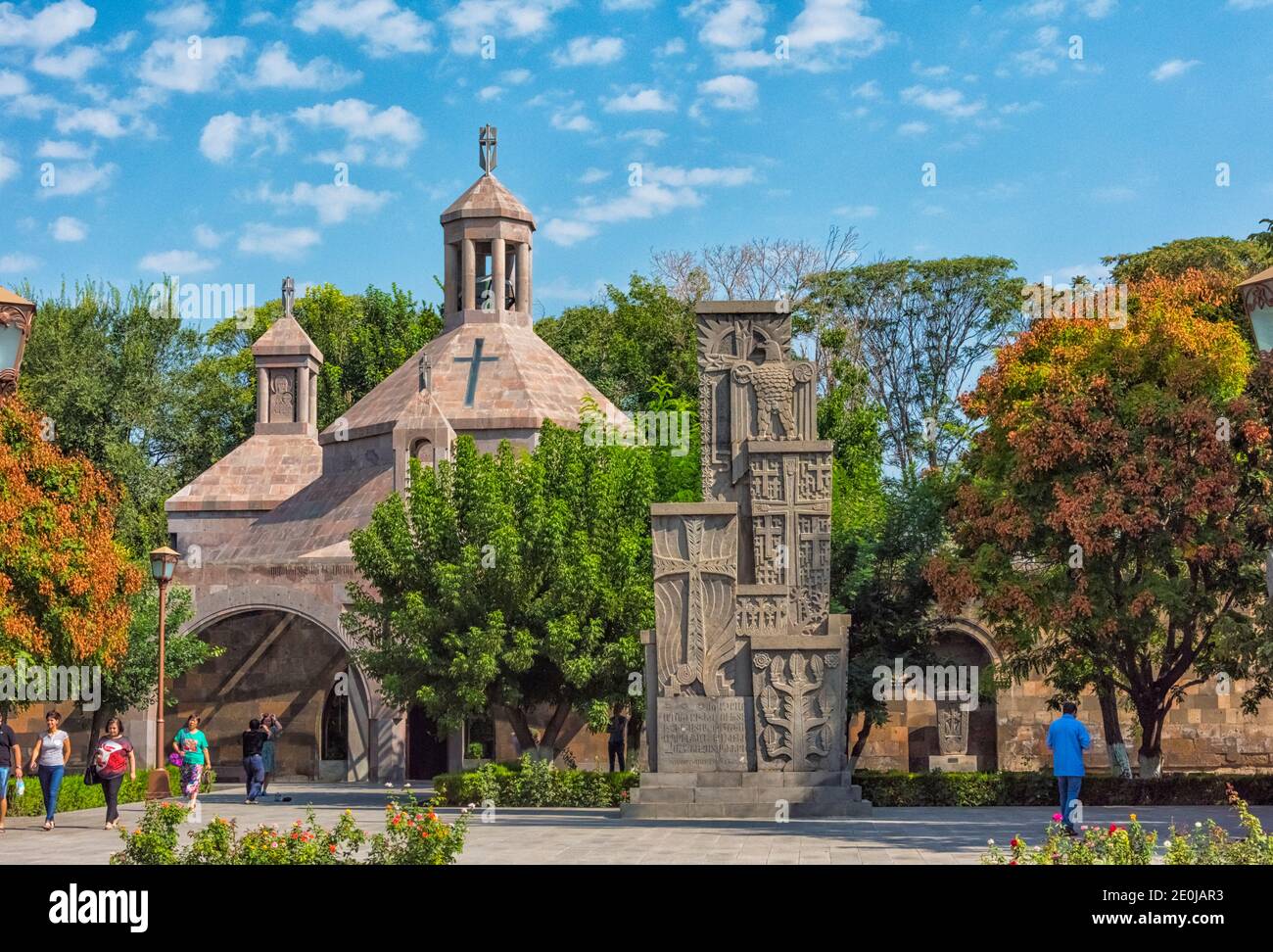 Santos Vartan y el baptisterio de Hovhannes y monumento conmemorativo del genocidio armenio en el complejo de la Sede Madre del Santo Etchmiadzin, la iglesia madre de la A. Foto de stock