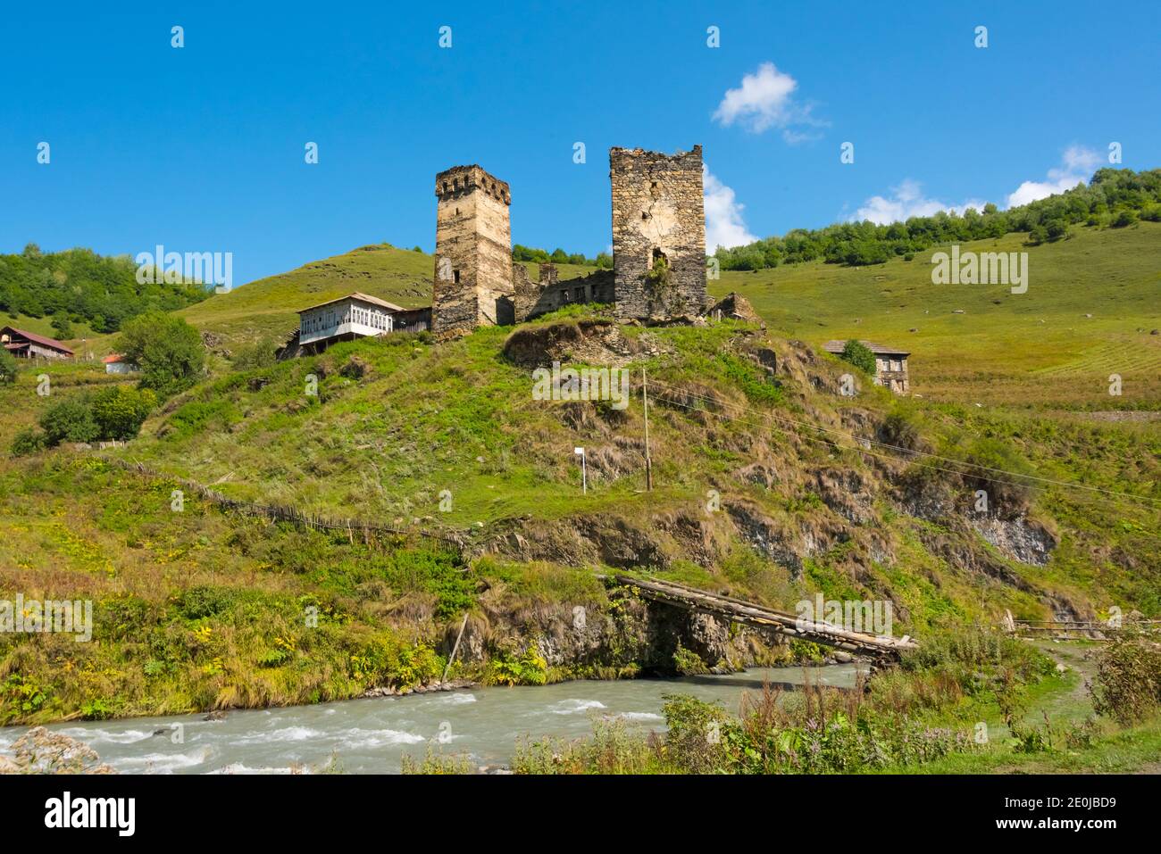 Casas Svan con torre de vigilancia medieval en la montaña del Cáucaso, región de Svaneti, Georgia Foto de stock