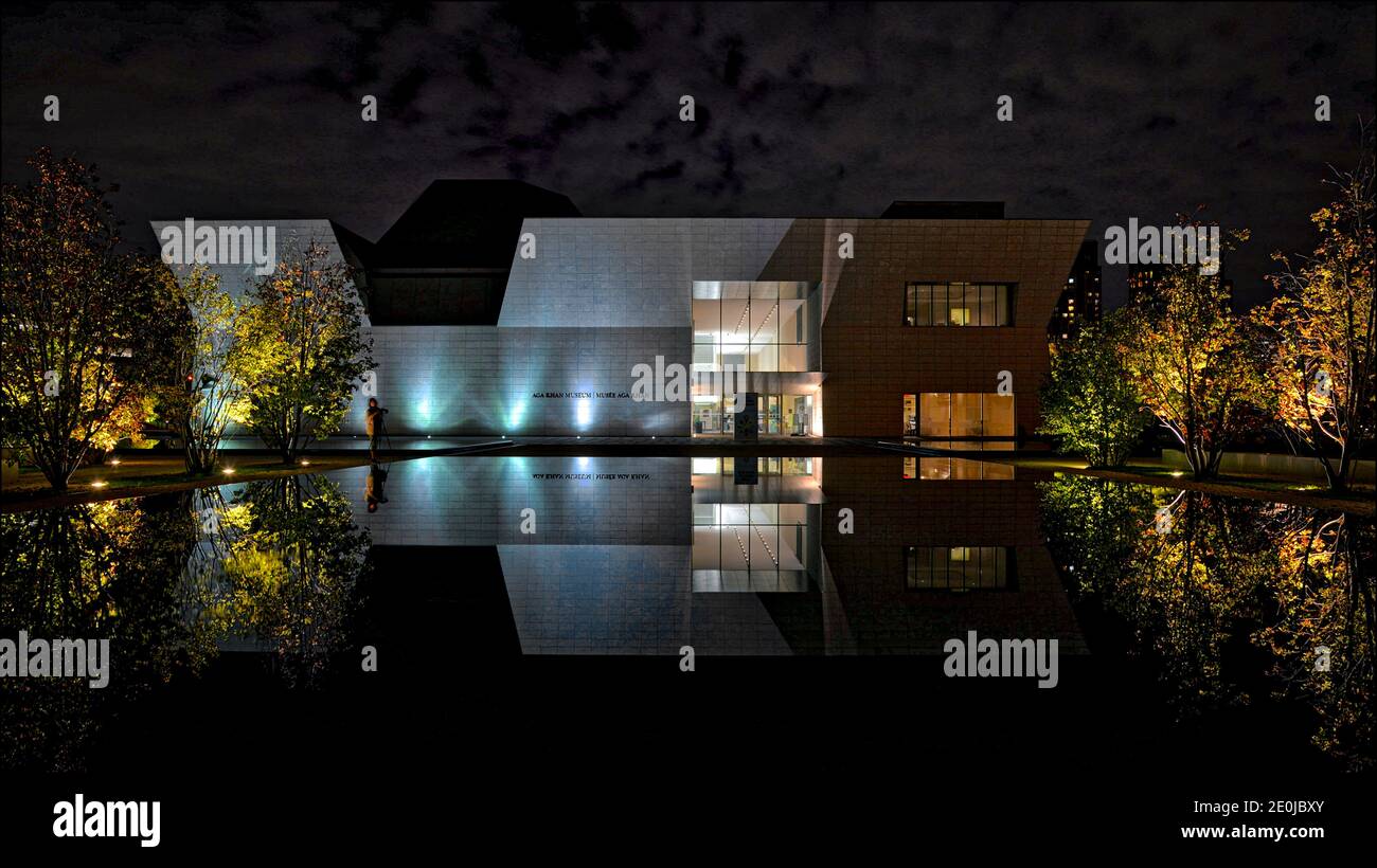 Moderno edificio exterior en Toronto, Ontario, Canadá por la noche con reflexión en el agua Foto de stock