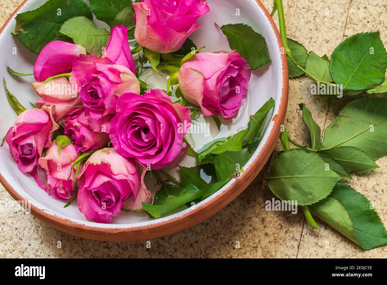 Rosas un regalo para el día de San Valentín y también para un cumpleaños. Foto de stock