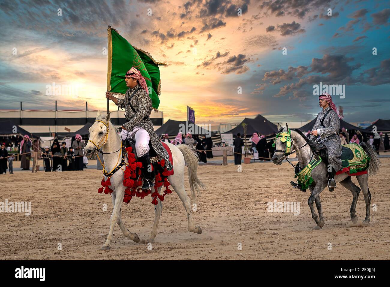 Jinete árabe saudí con bandera nacional de Arabia Saudita en el festival de safari tradicional del desierto en Arabia Saudita abqaiq. 10-Ene-2020 Foto de stock