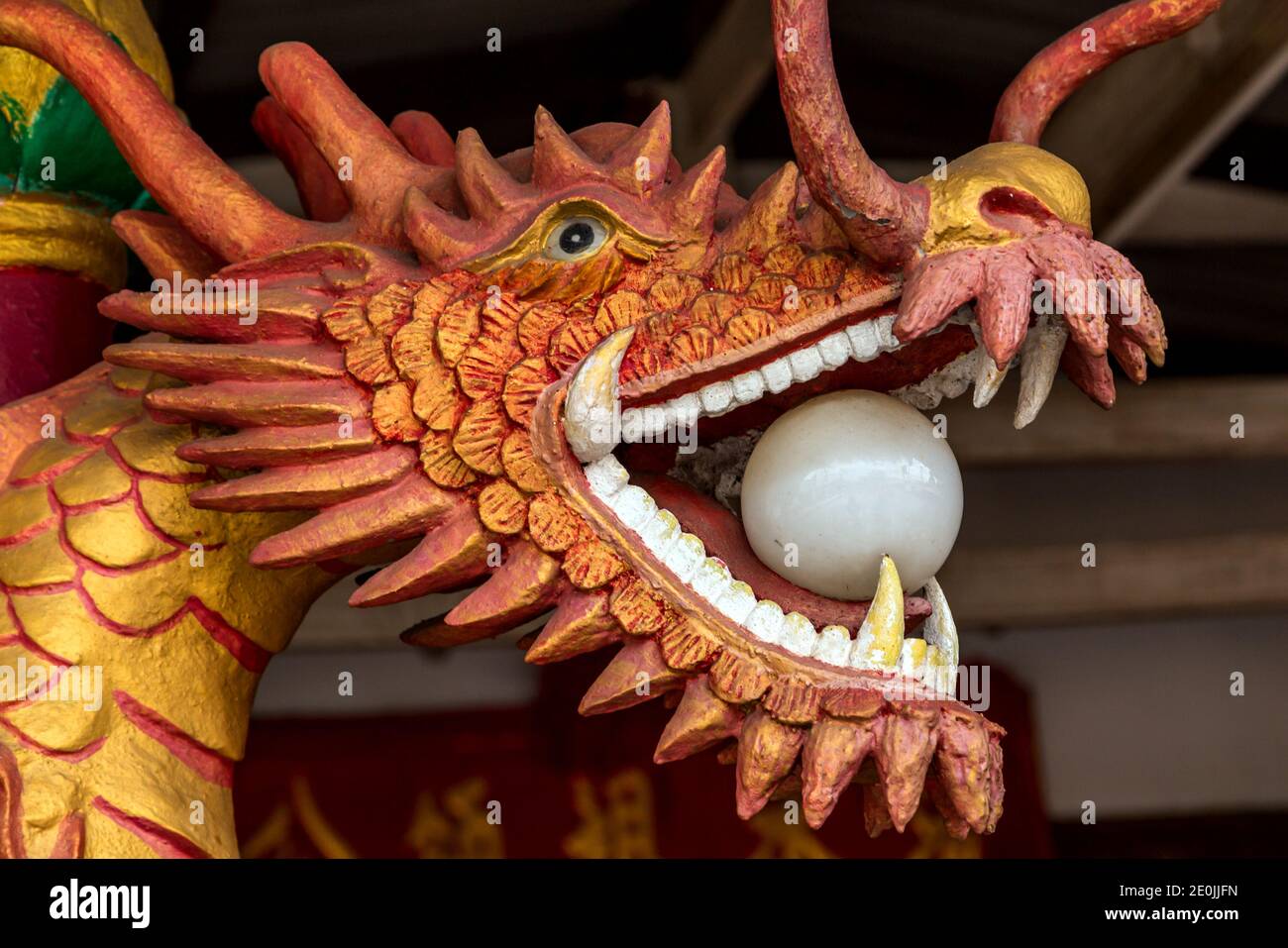 Dragón y la Perla de la Sabiduría Fotografía de stock - Alamy