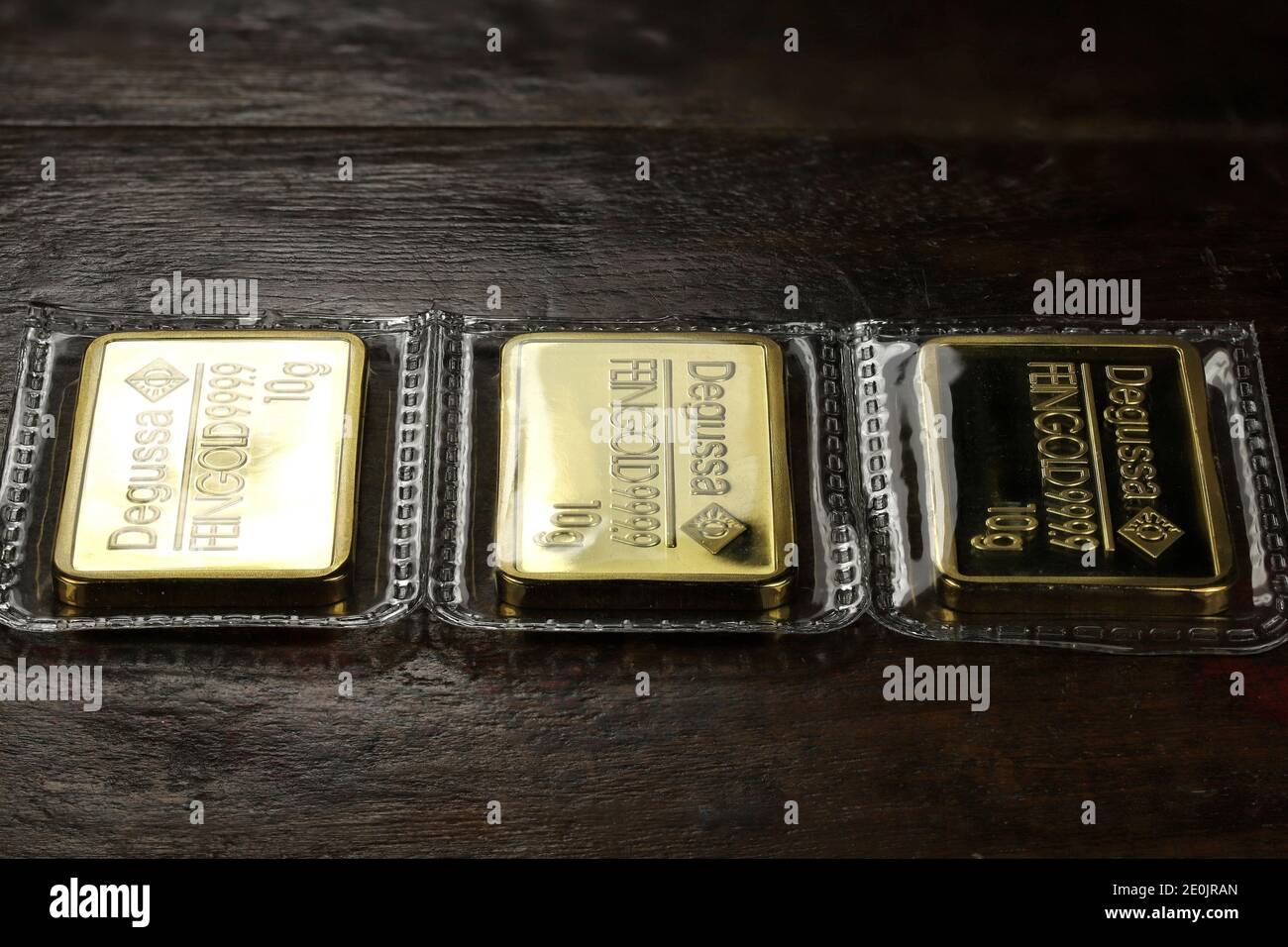 Sellado de 10 gramos de lingotes de oro Degussa sobre fondo de madera  Fotografía de stock - Alamy