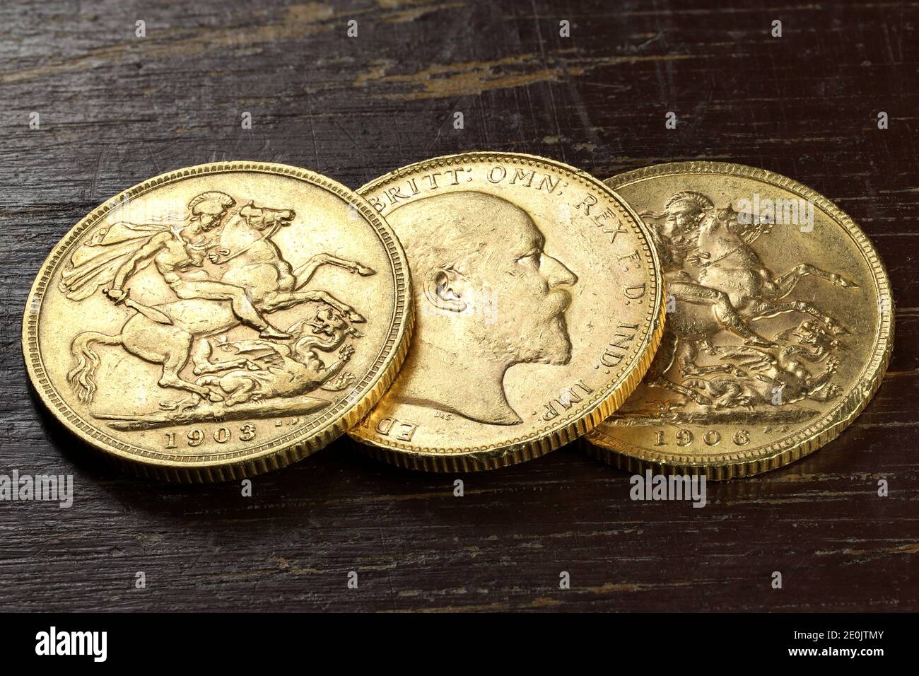 Moneda de oro Soberano (Eduardo VII) sobre fondo rústico de madera Foto de stock