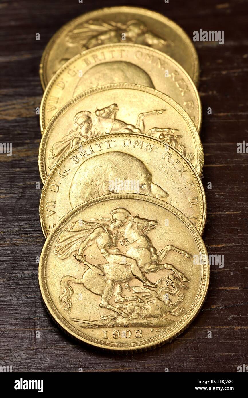 Moneda de oro Soberano (Eduardo VII) sobre fondo rústico de madera Foto de stock