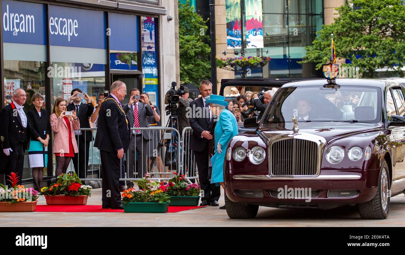 El 6 de julio de 2016 su Majestad la Reina y su Alteza Real el Príncipe Felipe llegaron a la Ciudad de los descubrimientos durante su visita Real a Dundee en Escocia. Ambos fueron recibidos por Lord Provost Bob Duncan y Lady Lord Provost Brenda Duncan en las Cámaras de Comercio del centro de la ciudad Foto de stock