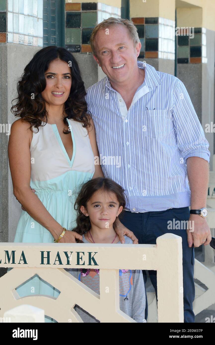 Salma Hayek posará junto con su esposo Francois-Henri Pinault y su hija  Valentina Paloma junto al armario de la playa dedicado a ella en el  Promenade des Planches como parte de un