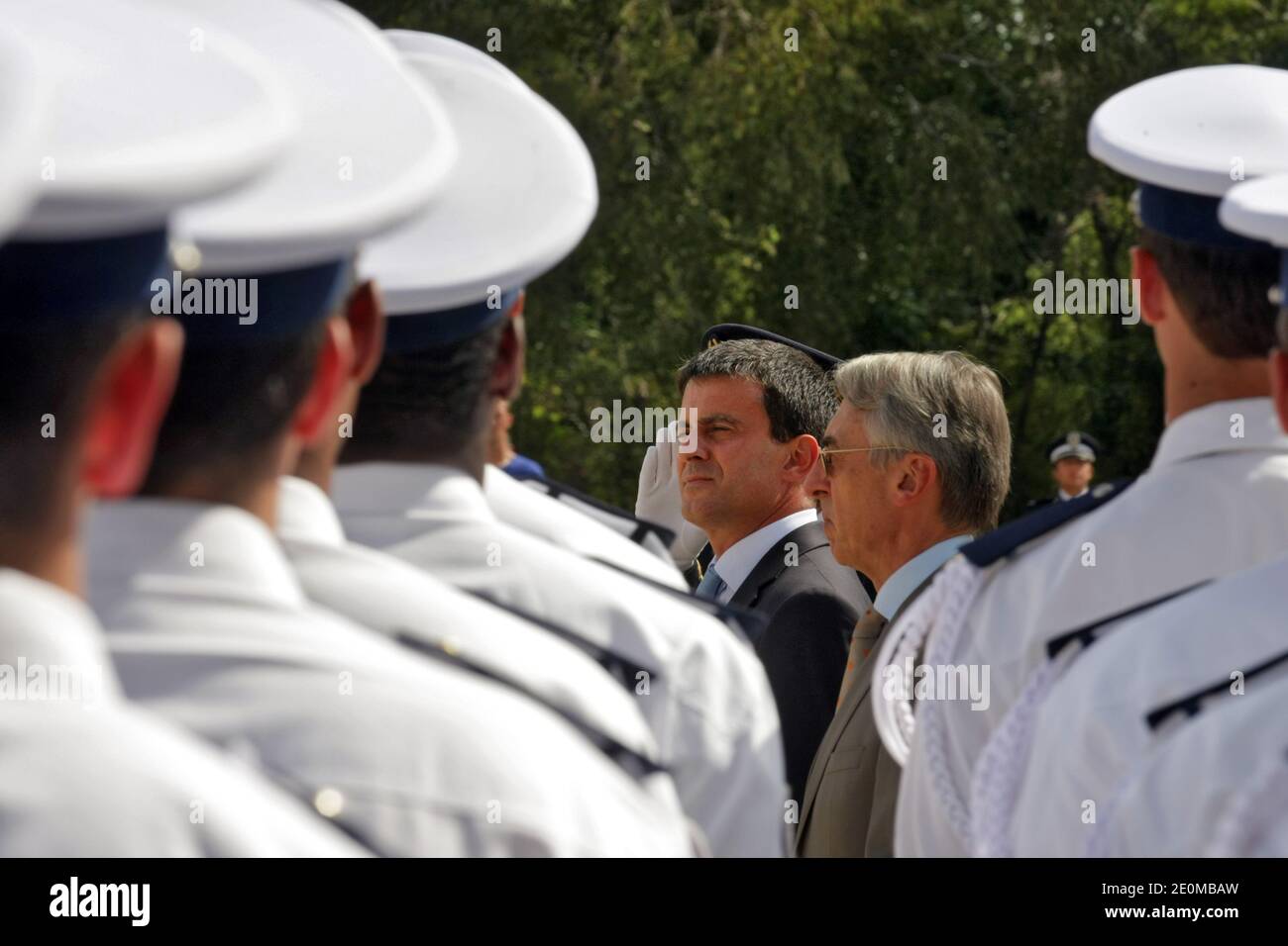 El ministro francés del Interior, Manuel Valls, visita una escuela policial en Nimes, sur de Francia, el 17 de septiembre de 2012. Foto de Pascal Parrot/ABACAPRESS.COM Foto de stock