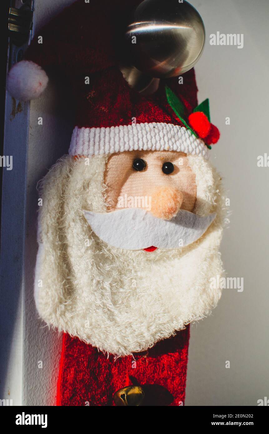 Santa Claus decoración de Navidad colgando de un pomo de la puerta  Fotografía de stock - Alamy