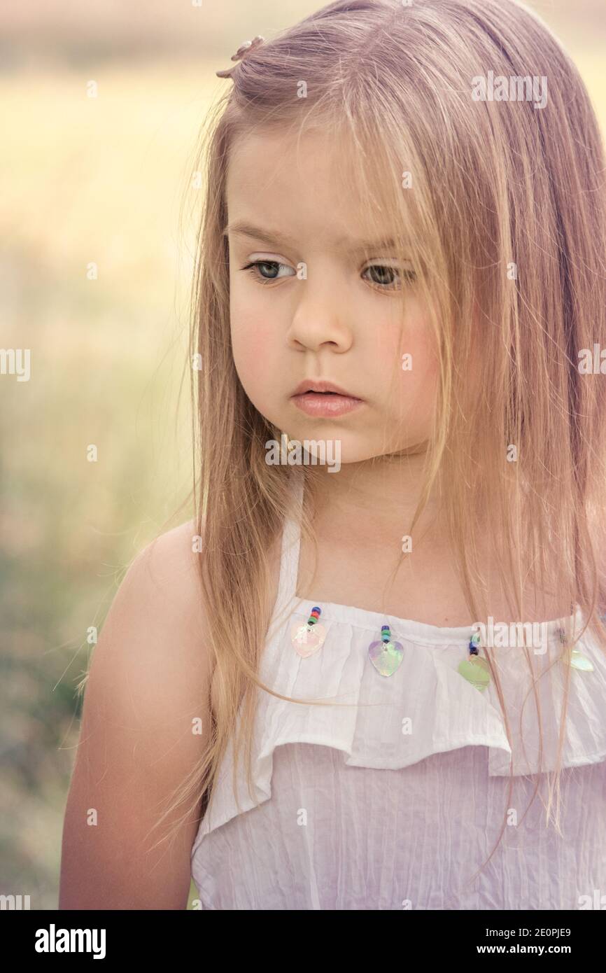 retrato de una niña muy triste Foto de stock