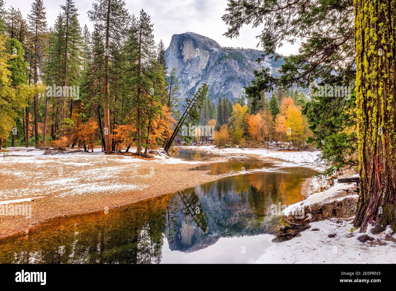 Hall Dome en Fall Color Yosemite National Park CA USA ubicación en el mundo. Foto de stock