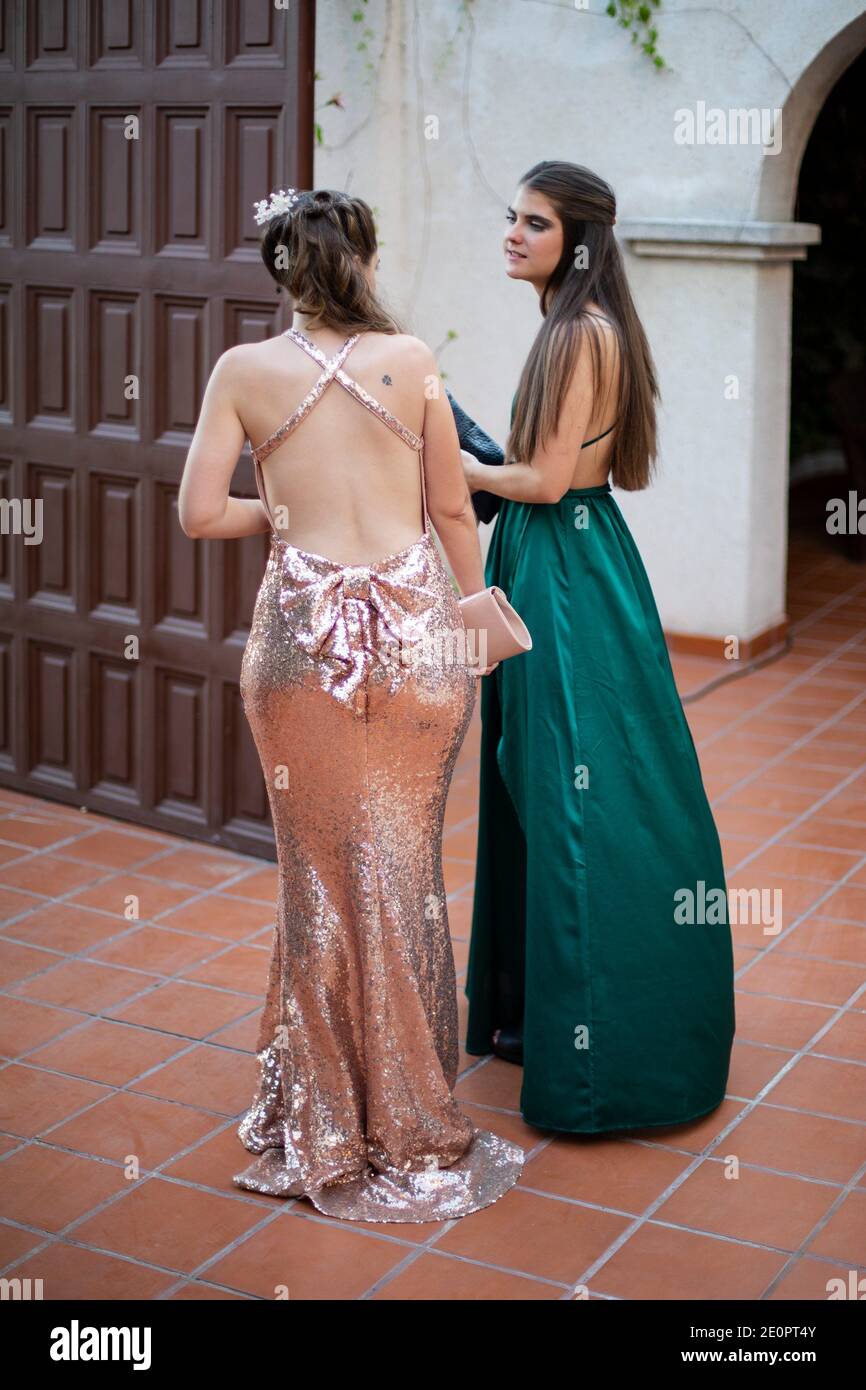 Dos bonitas chicas con elegantes vestidos en boda Fotografía de stock -