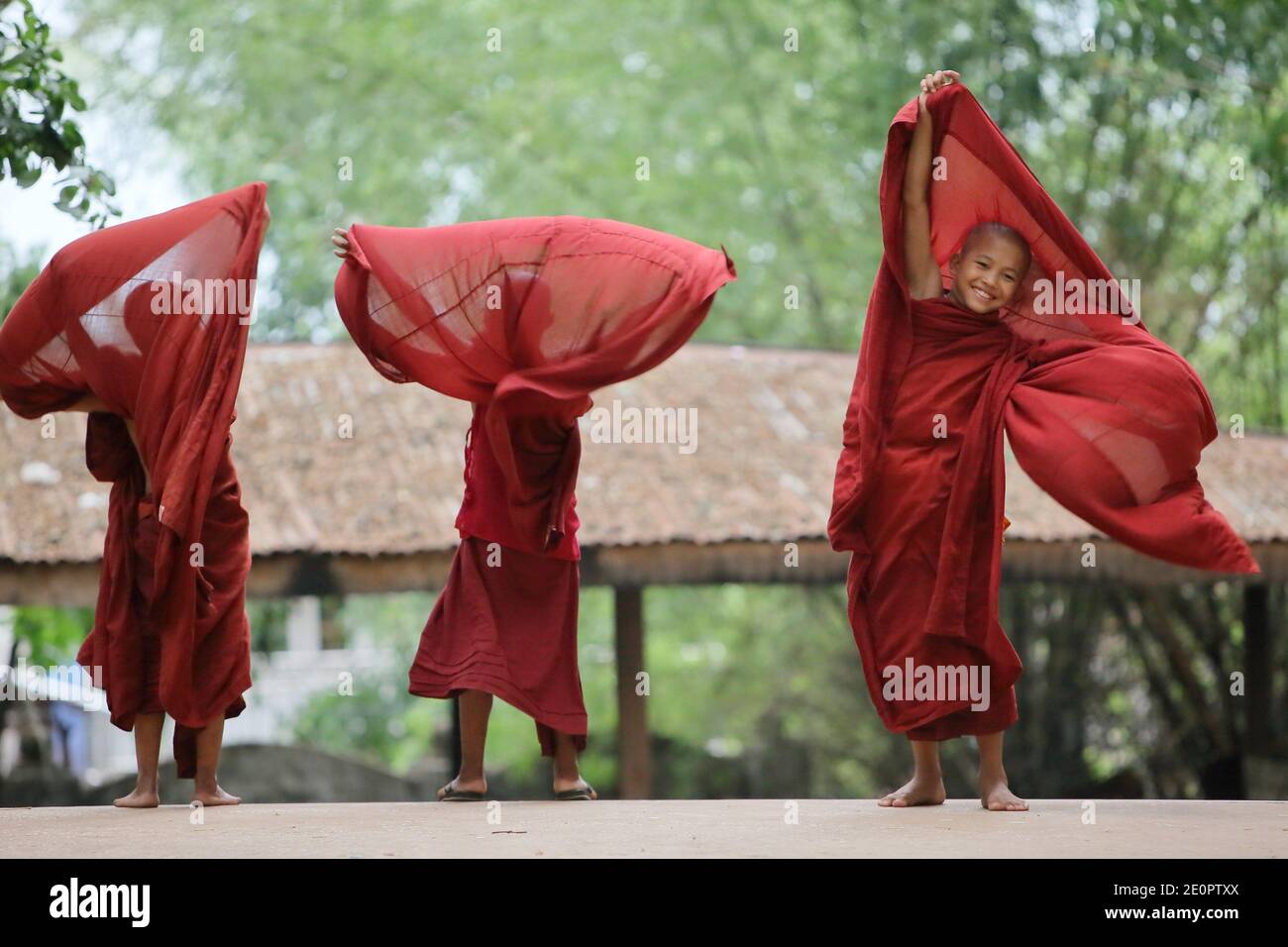 Monjes novatos en el monasterio de Shwe Yaunghwe Kyaung, cerca de Nyaungshwe, estado de Shan, Myanmar Foto de stock