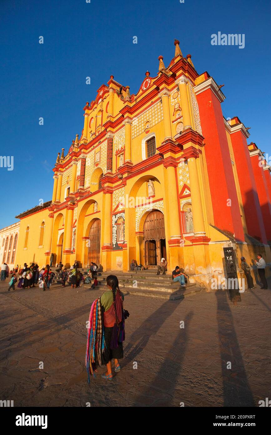 Vendedor indígena frente a la Catedral de San Cristóbal en el centro  histórico, San Cristóbal de las Casas, Provincia de Chiapas, México,  Central Fotografía de stock - Alamy